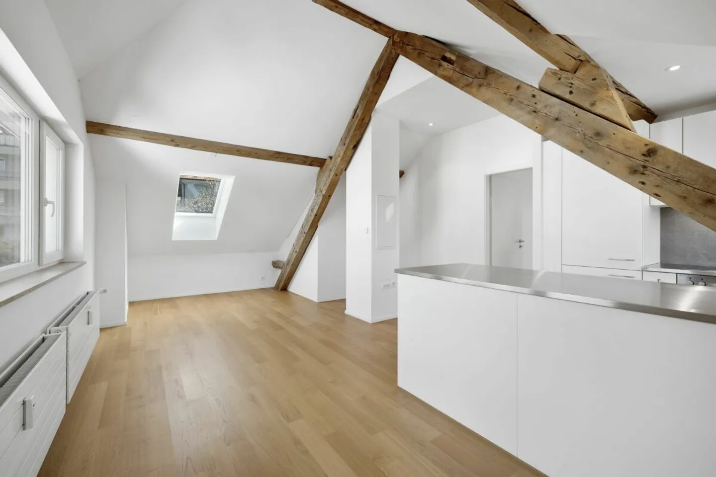 Modern 2 1/2-room attic apartment in a completely renovated multi-family house near Kronenplatz - Photo 4 of 10