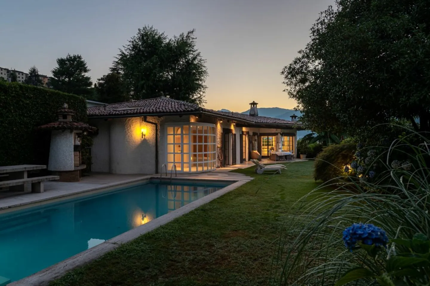 Elegante ed esclusiva villa con Ampio Giardino, Piscina e Privacy Assoluta - Photo 4 sur 13