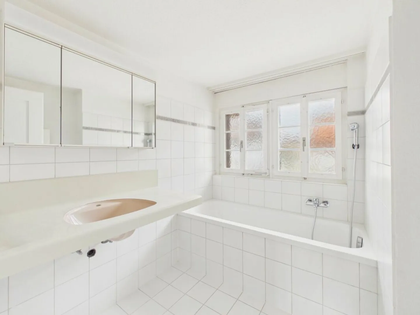 Charming 4.5-Room Townhouse in Historic Setting in Mönchaltorf - Photo 7 of 13