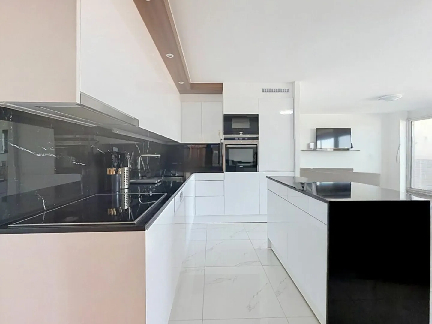 Charming 4.5-room renovated apartment with balcony and view of the cathedral - Photo 5 of 11