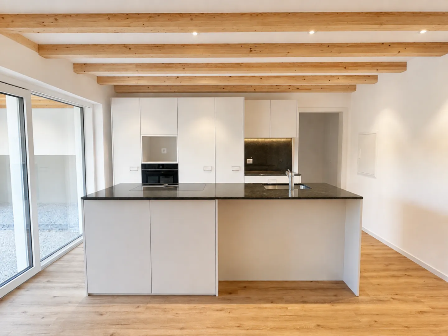 Stylishly renovated 3-room apartment with large covered terrace - Photo 4 of 10