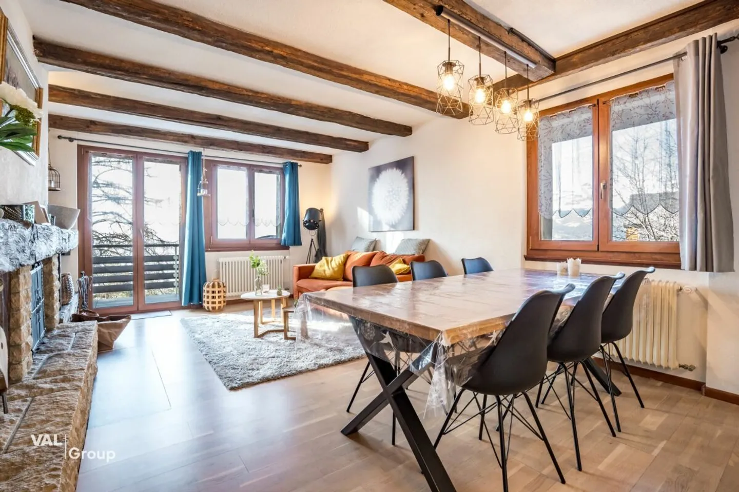 Un cocoon alpino luminoso con camino e vista libera - Foto 2 di 13