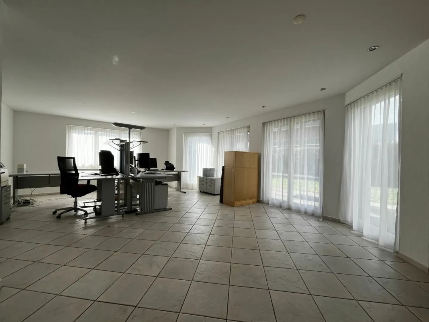 Geräumiges Einfamilienhaus mit Garten - Foto 3 von 11
