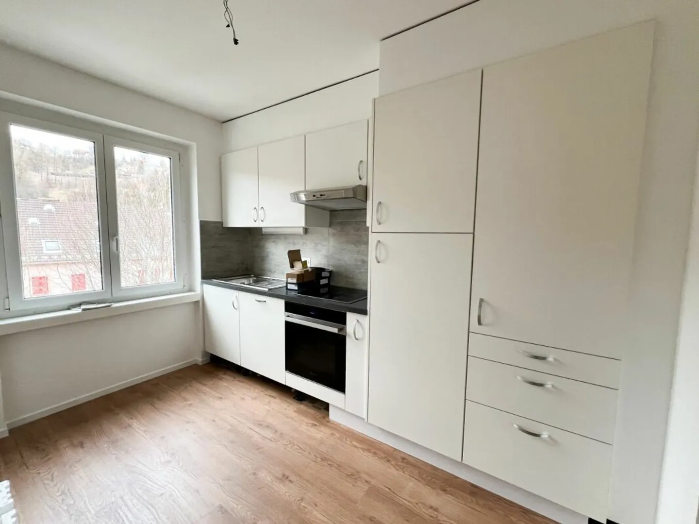 Fully renovated 3-room apartment - Photo 2 of 8