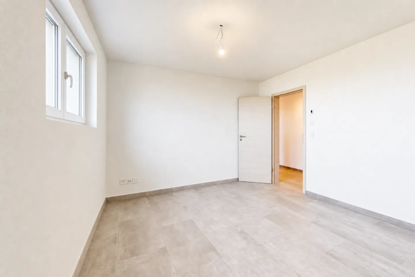 moderne Wohnung mit wundervoller Terrasse und Carport für zwei Fahrzeuge - Foto 9 di 13