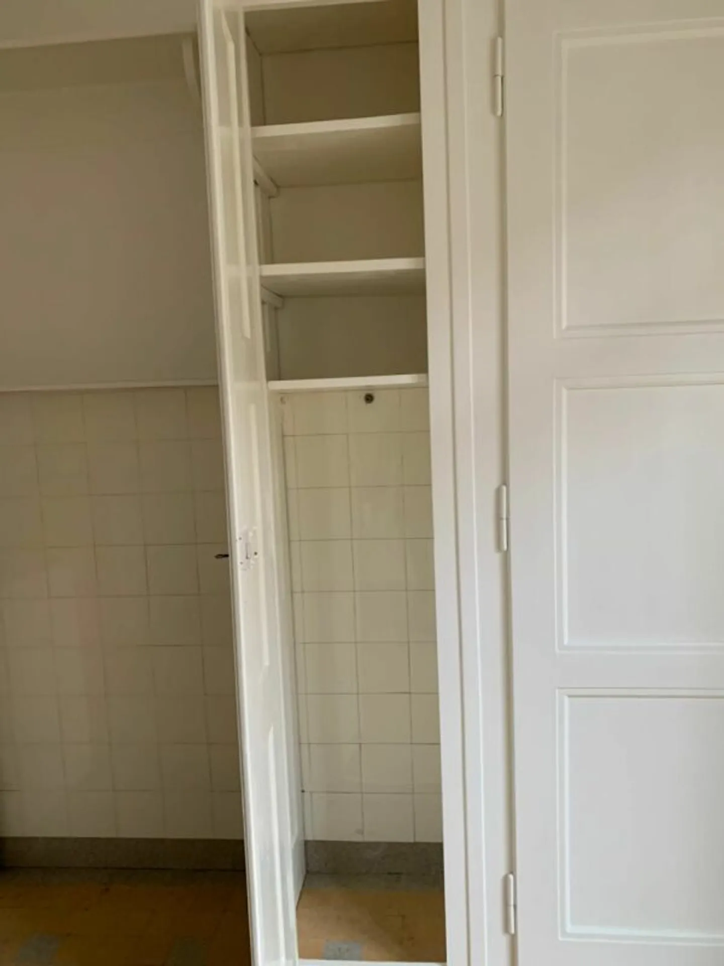 Appartamento con balcone al 2° piano - Foto 10 di 13