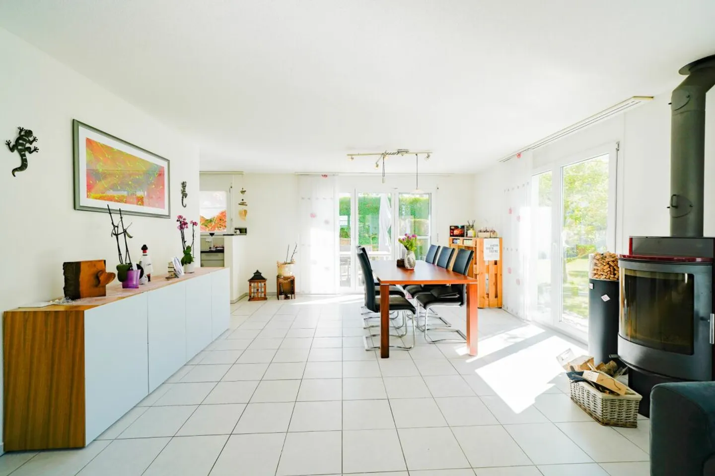 Detached single-family house with well-kept surroundings in an attractive location - Photo 3 of 13