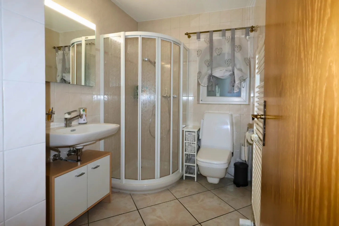 Grosszügiges Einfamilienhaus mit Pool - Foto 10 von 13