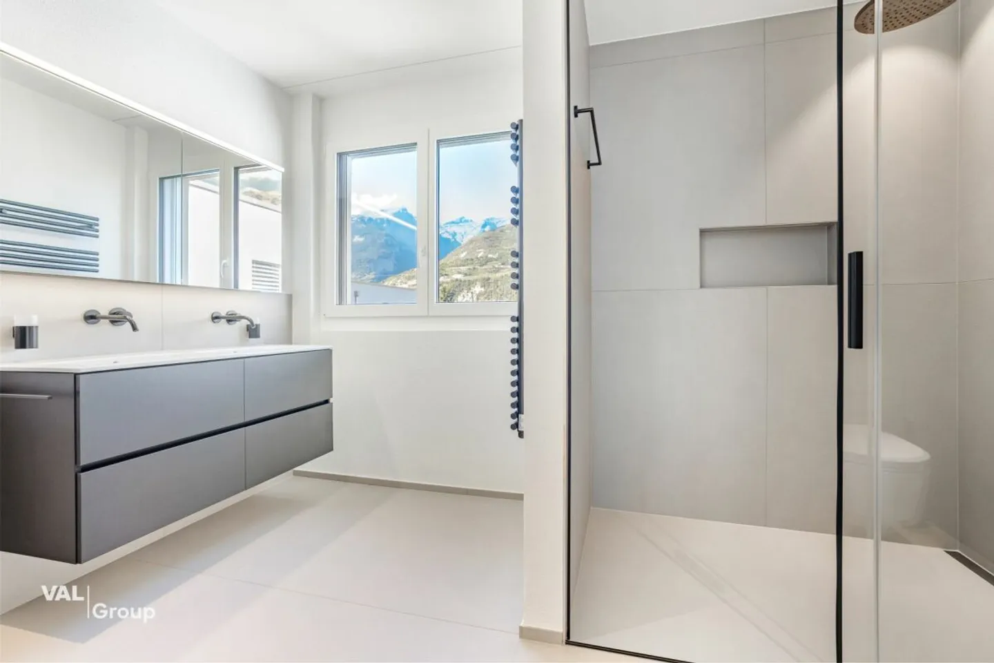 Tee off, arrive and breathe easy: Exclusive penthouse in the golf residence - Photo 6 of 12