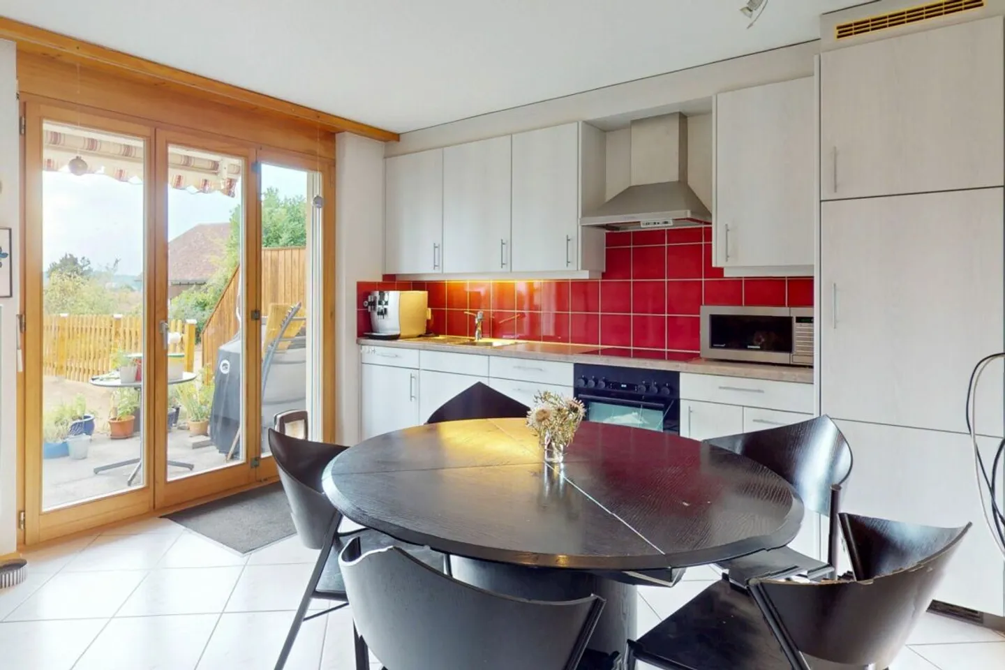 Deux appartements, une maison pleine de possibilités - Photo 6 sur 13
