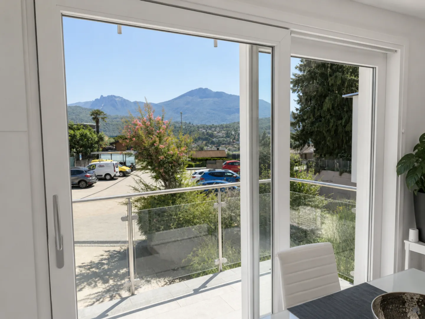 Attractive 4.5-room garden apartment in Manno - spacious living comfort with private garden - Photo 5 of 13