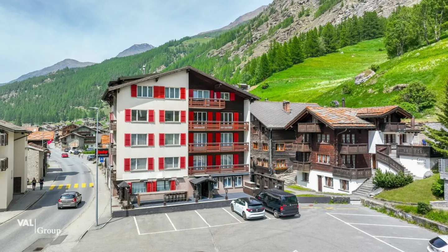 Opportunità di investimento nel cuore della Saastal - Hotel o seconde case approvate a Saas-Grund - Foto 1 di 13