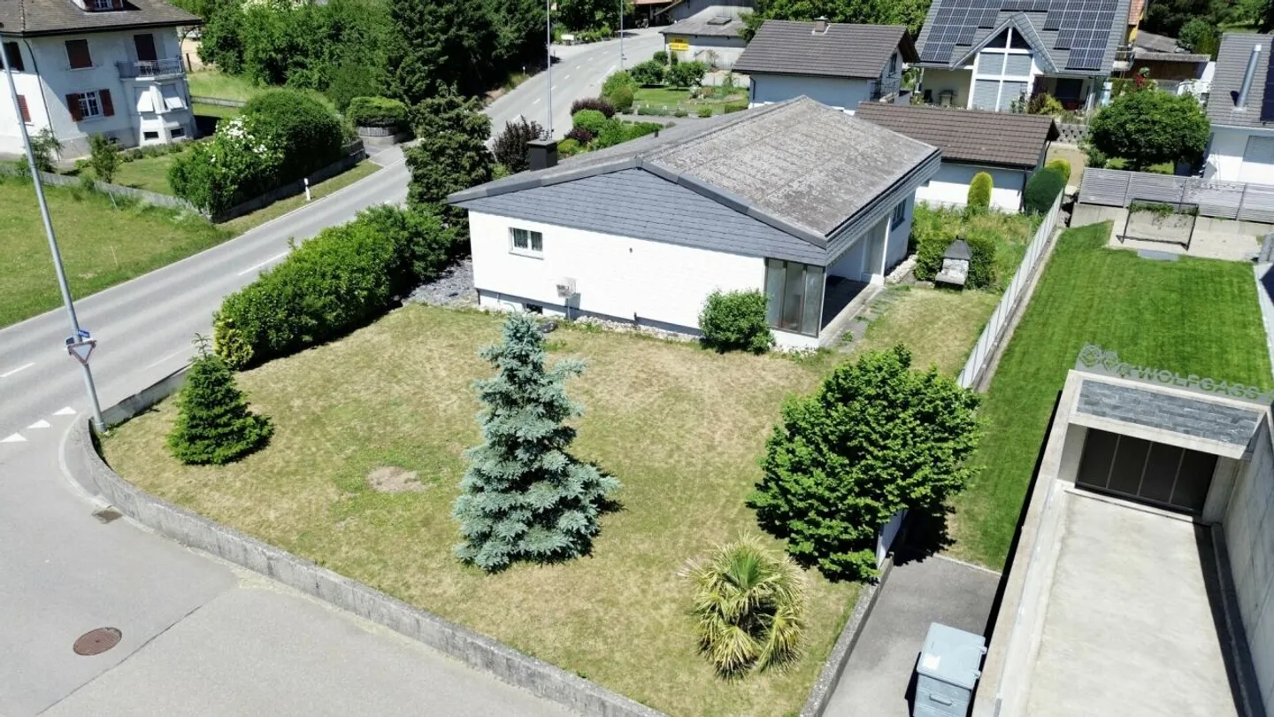 Dream Home with Potential: 5.5-Room Single-Family House in Niederbuchsiten - Photo 2 of 13