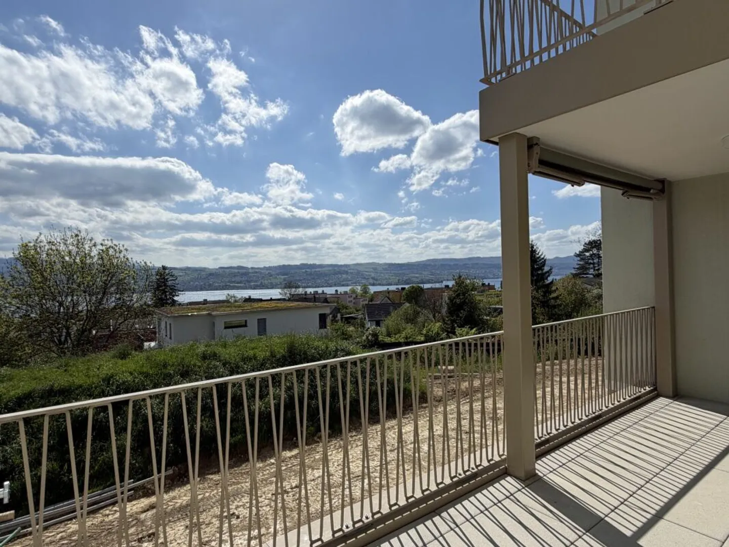 High-quality 2.5 room apartment with a magnificent view over Lake Zurich - Photo 1 of 11