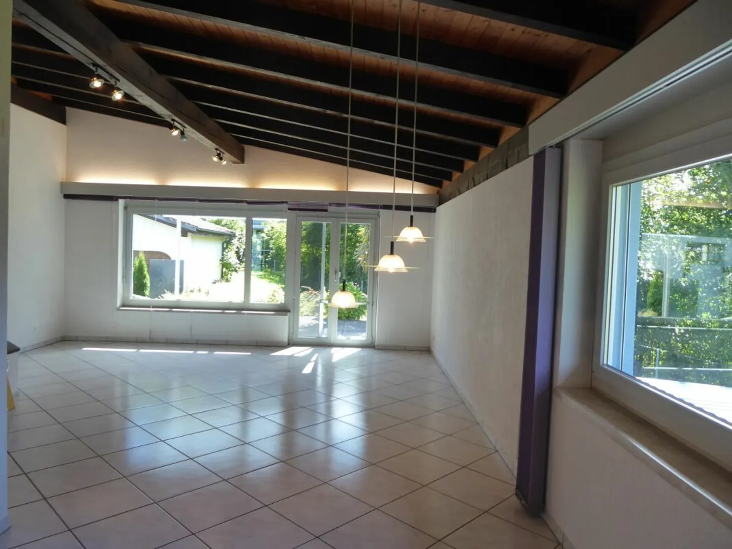 Detached 6 1/2-room single-family house in a child-friendly location - Photo 4 of 13