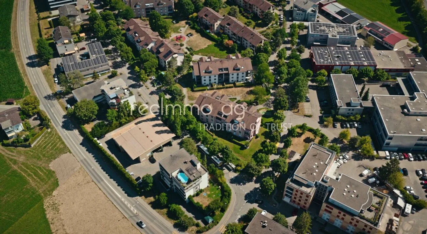 Condominium attrayant de 4,5 pièces avec balcon couvert à Cham - Photo 1 sur 13