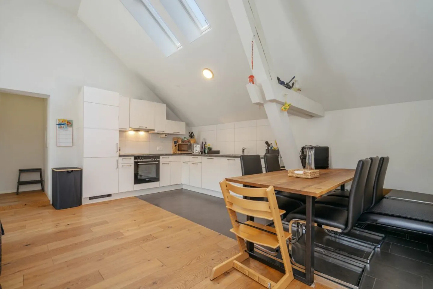 Charmante appartement de 4,5 pièces avec vue panoramique et finition de haute qualité - Photo 4 sur 13