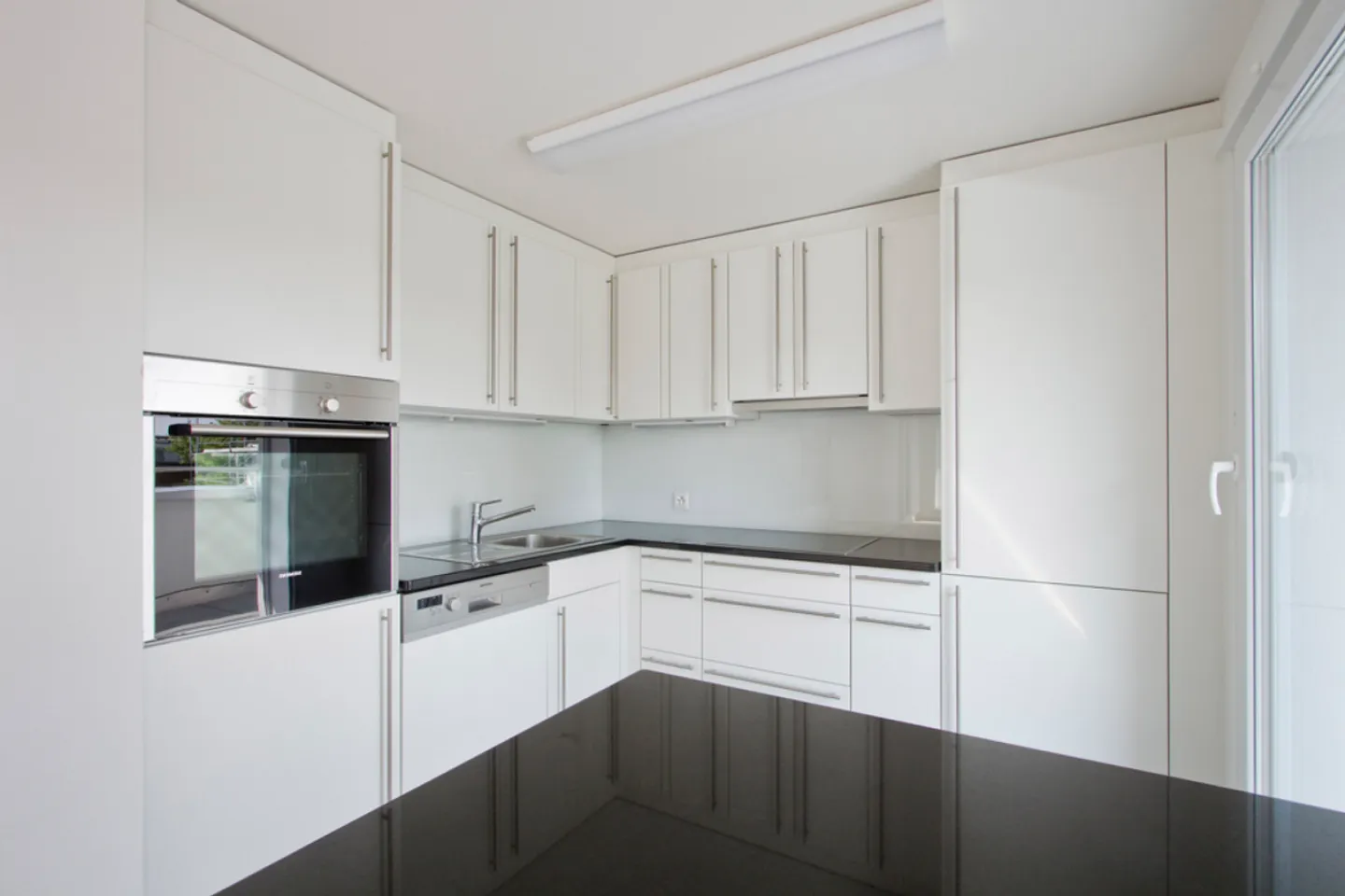Sunny penthouse apartment with large roof terrace - Photo 7 of 11