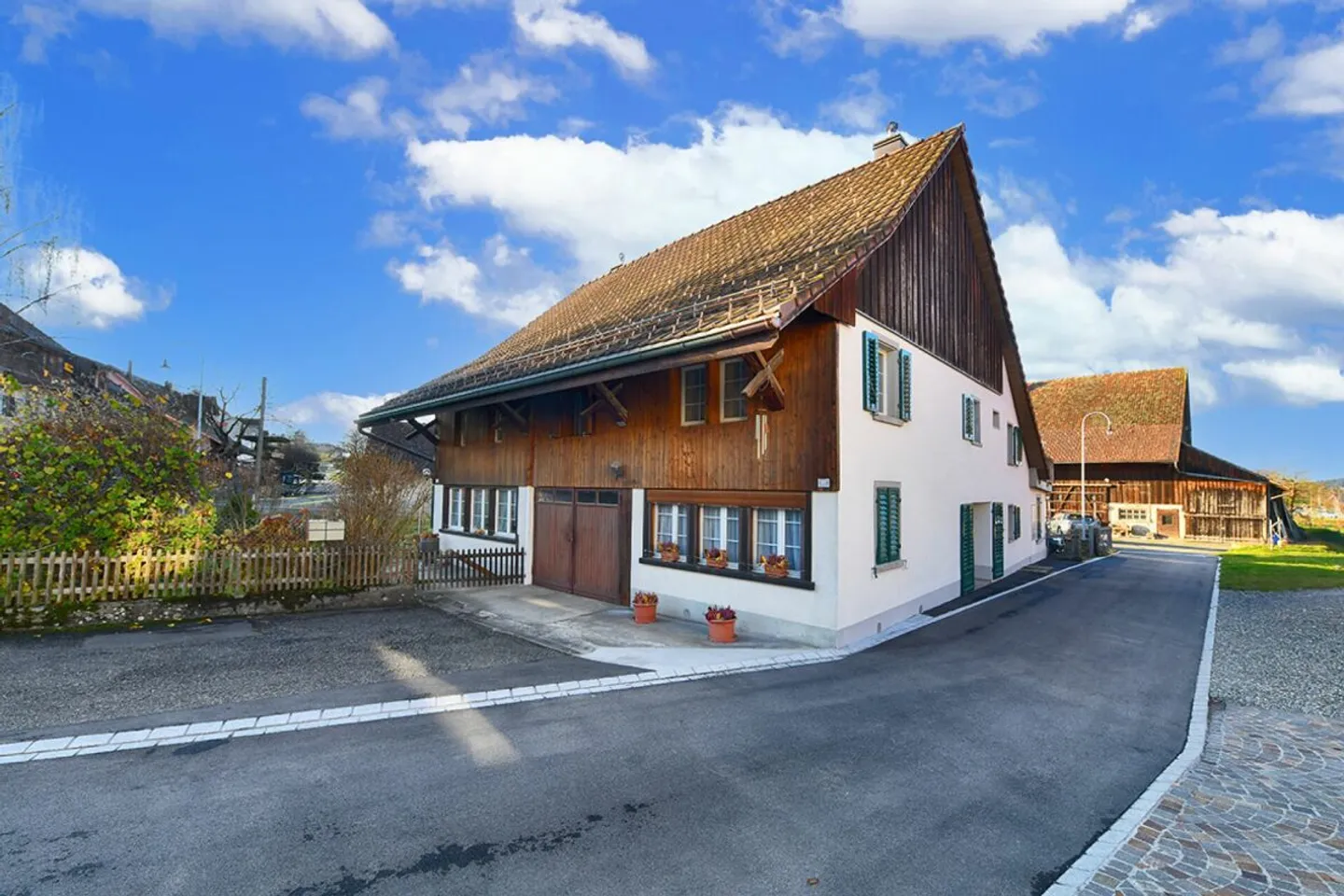 Two-family country house with development potential - Photo 2 of 12