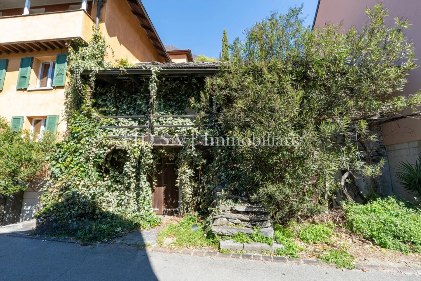 GUDO - Rustico con licenza edilizia approvata in posizione soleggiata - Photo 4 of 6