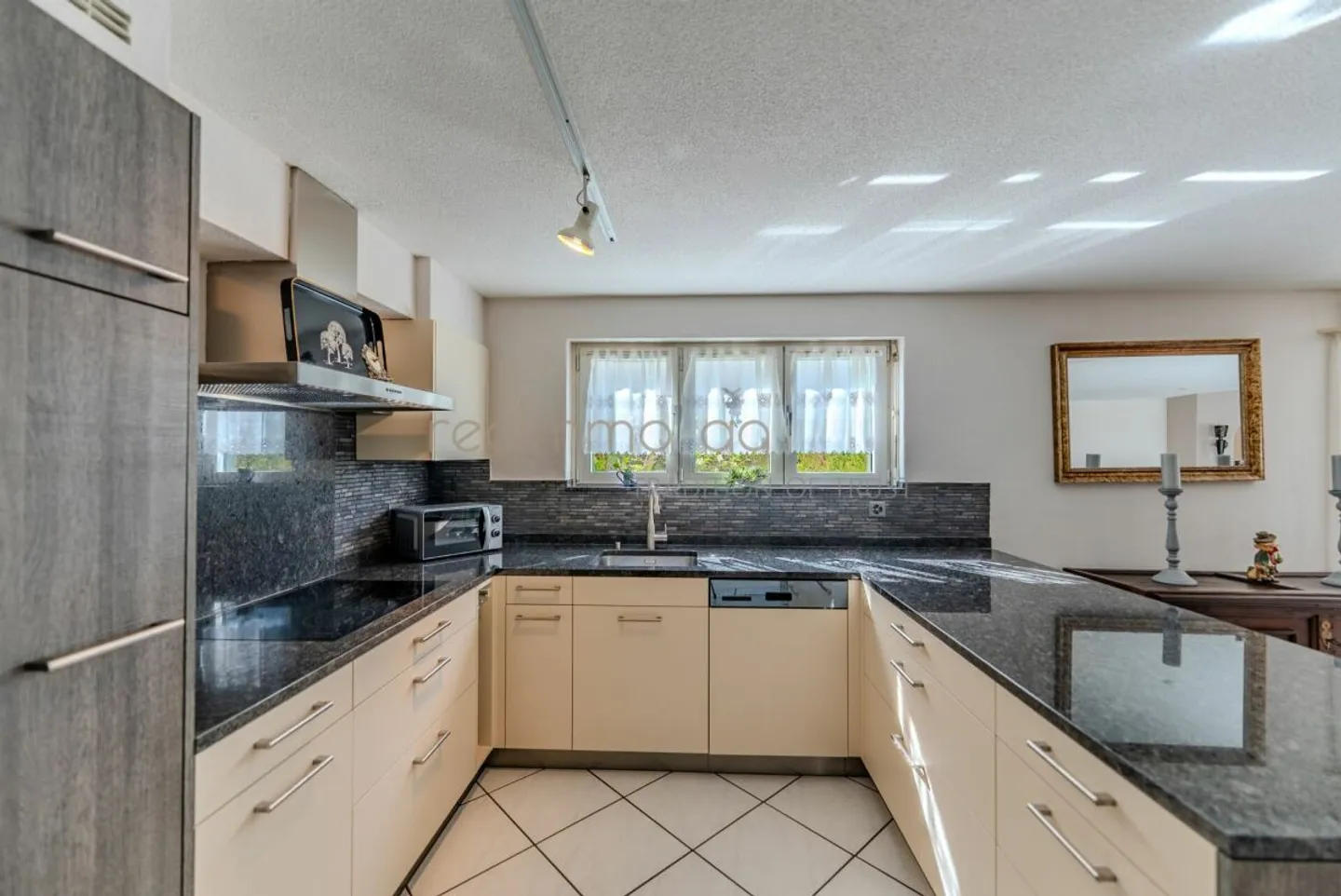 Exclusive 4.5-room garden apartment with spacious outdoor area - Photo 9 of 13