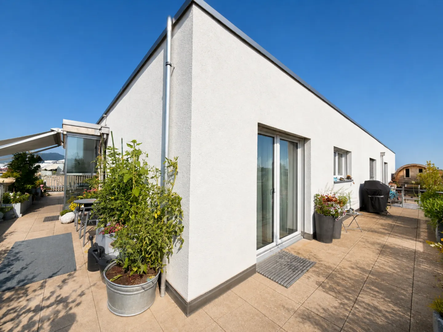 Appartement penthouse de 5,5 pièces avec terrasse de 150 m², vue panoramique et accès direct à la terrasse depuis chaque chambre - Photo 7 sur 13