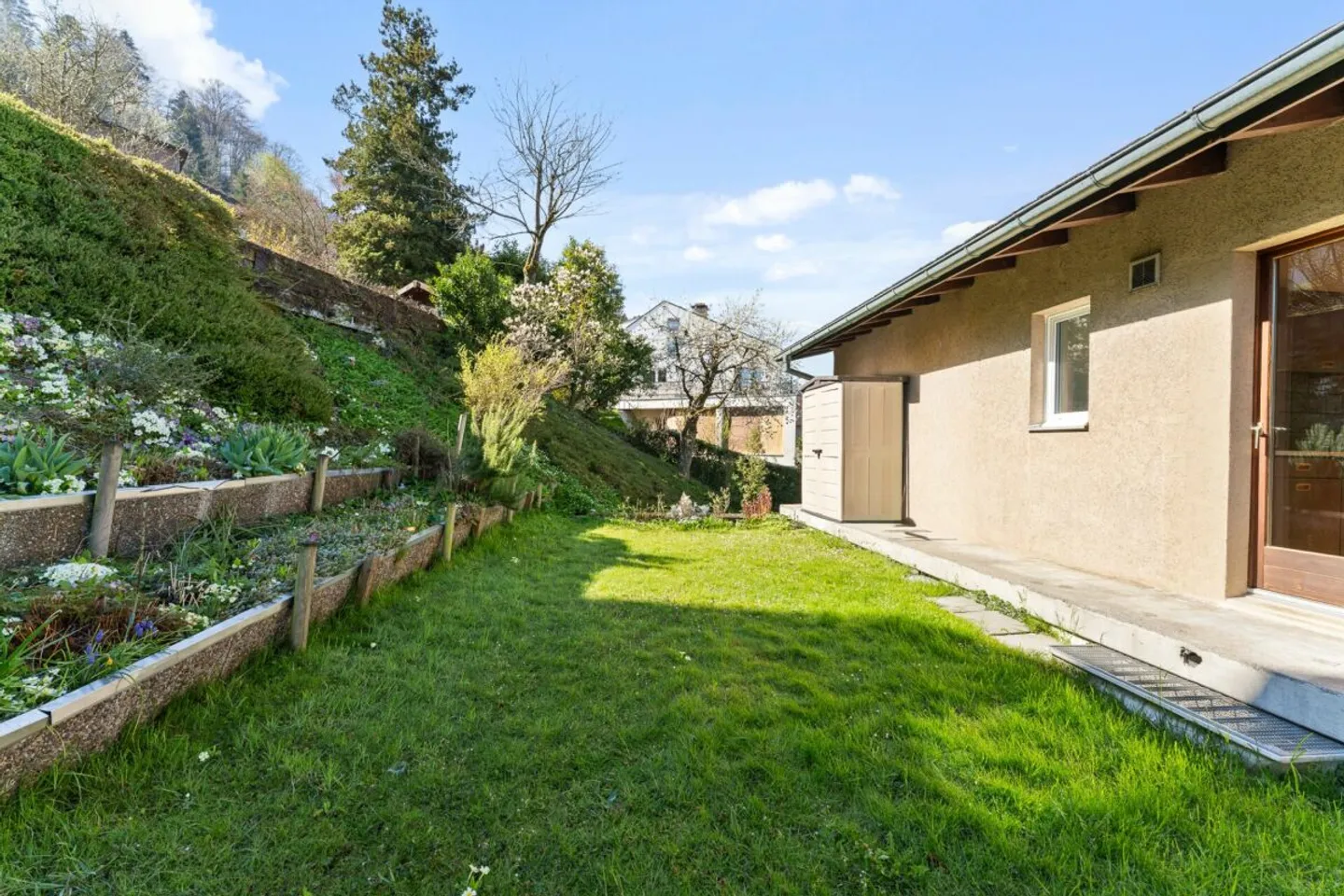 Affascinante casa bifamiliare di 6,5 stanze con vista e potenziale a Ebikon - Foto 7 di 8