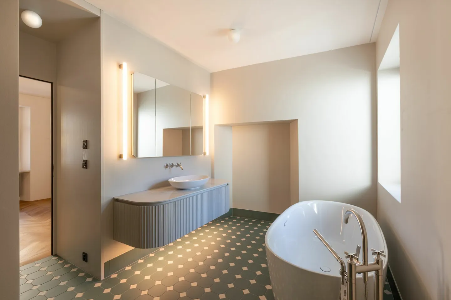 Residential and commercial building - Photo 5 of 8