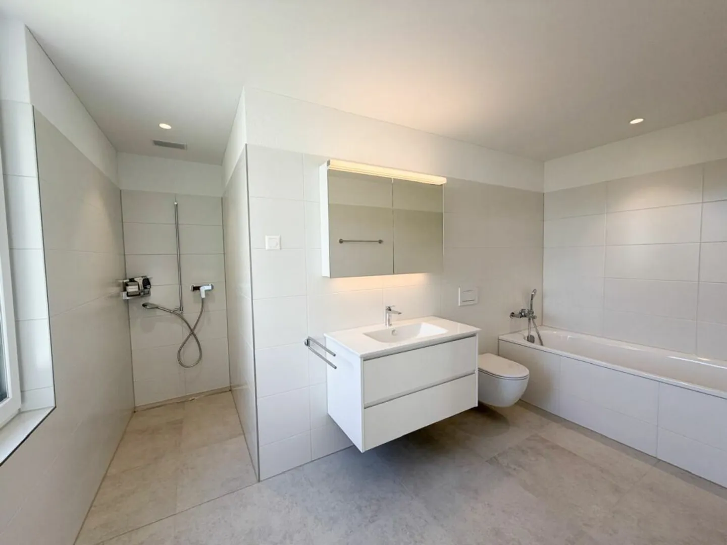 Rentrer chez soi du côté ensoleillé à Wil avec une vue TOP !! - Photo 8 sur 13