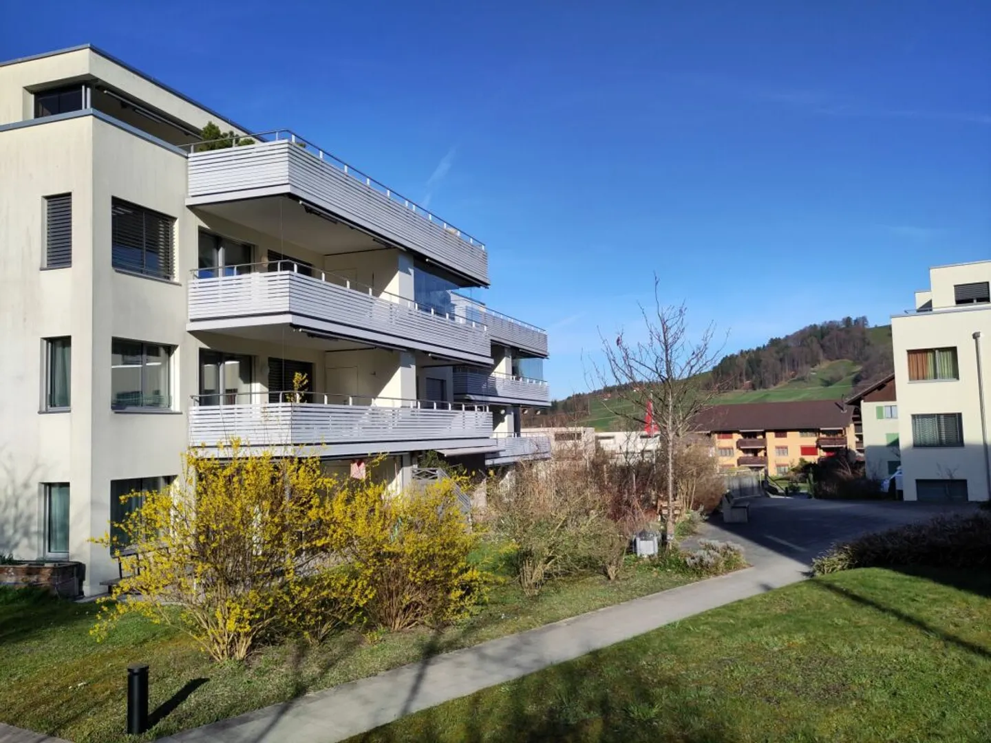 Your new home: modern, very sunny and quiet, centrally located 4.5-room apartment in Wattenwil - Photo 1 of 13