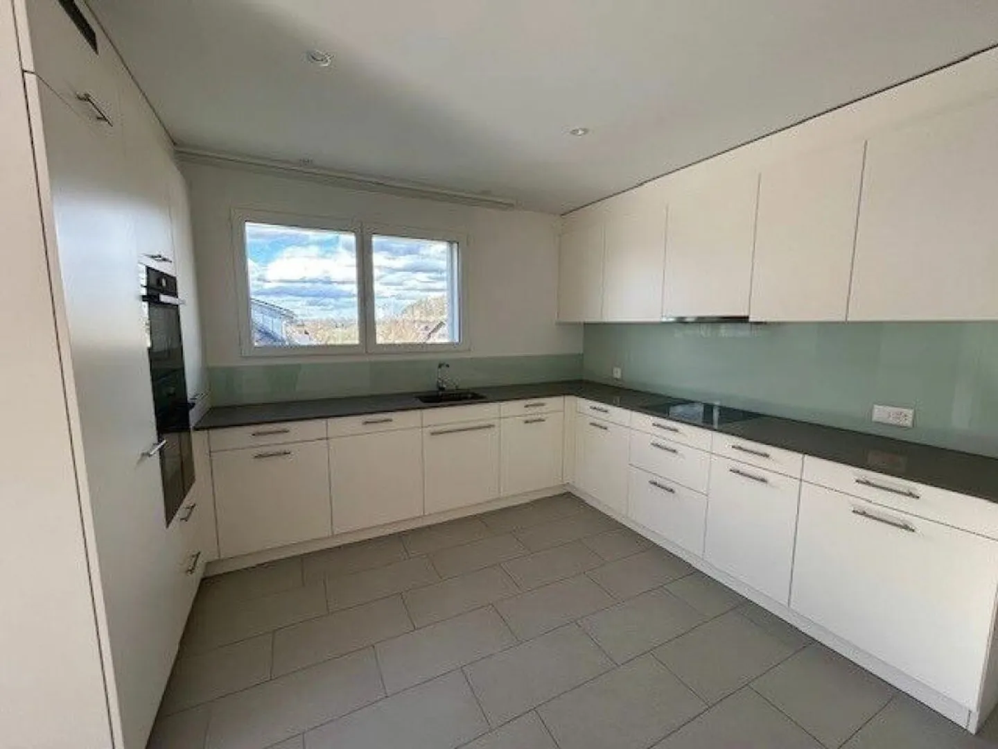 Appartement en duplex moderne de 4,5 pièces avec galerie, deux salles de bains et balcon ensoleillé - Photo 3 sur 11