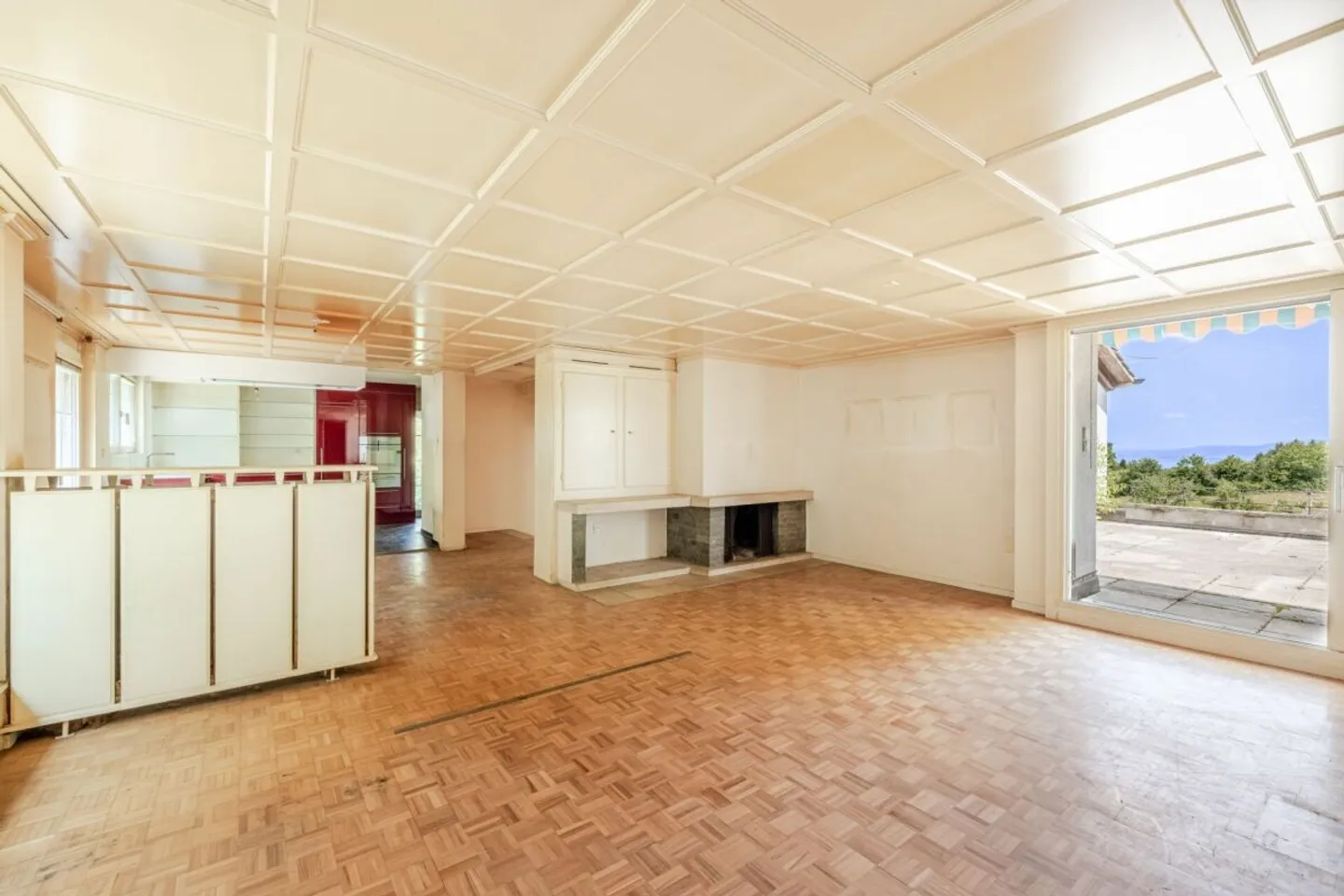 Ampio spazio per la famiglia, gli ospiti, le piccole imprese o l'affitto. Villa caratteristica con appartamento separato in una posizione panoramica cerca un nuovo proprietario che la ristrutturi. - Foto 5 di 8