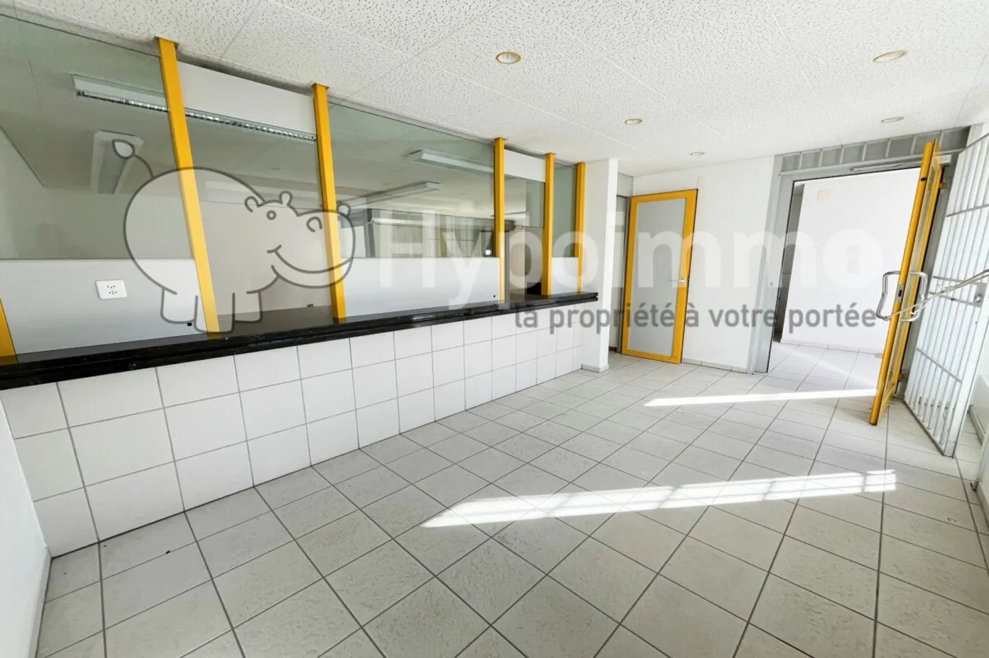 Spazio commerciale nel centro del villaggio - Foto 1 di 13