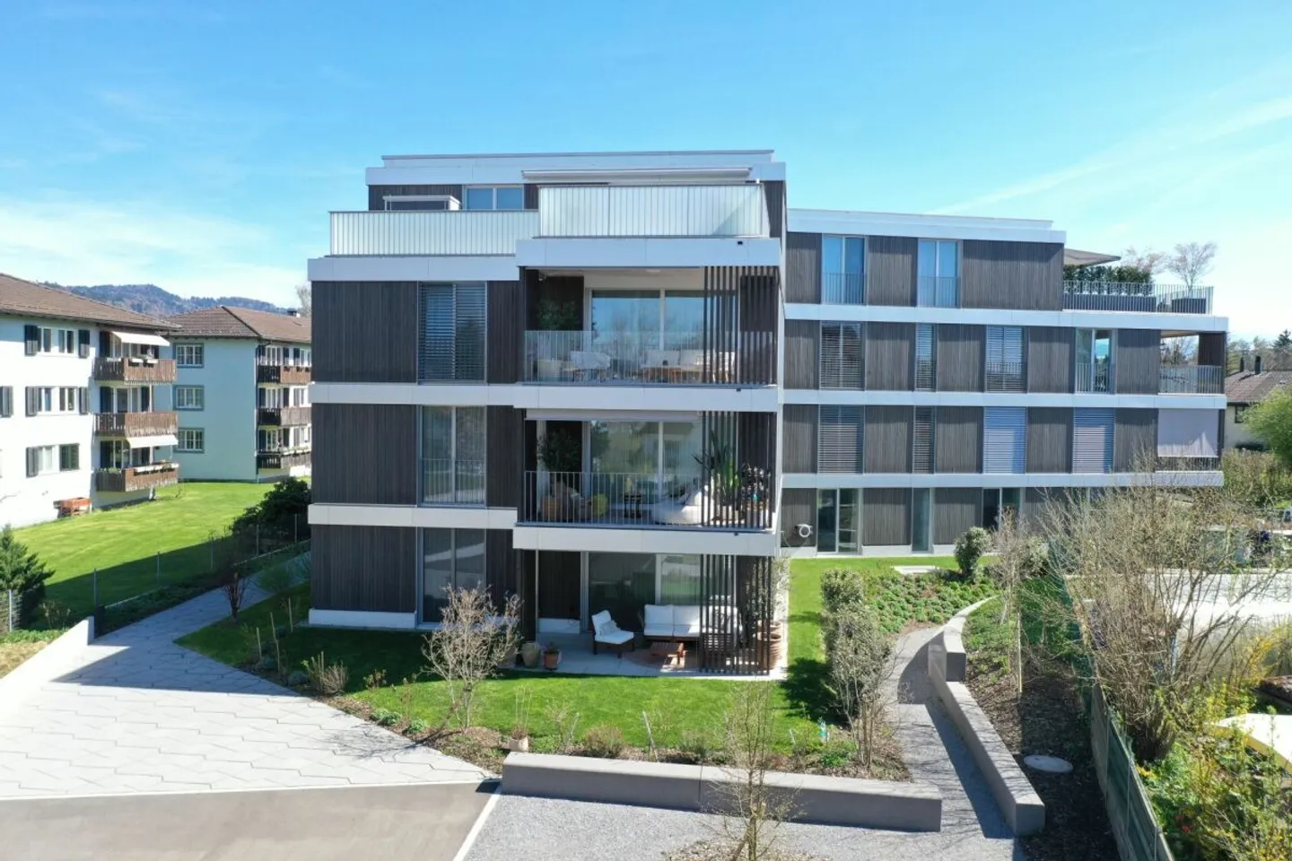 Appartamento giardino 4,5 locali elegante in costruzione ibrida in legno nobile - Foto 2 di 13