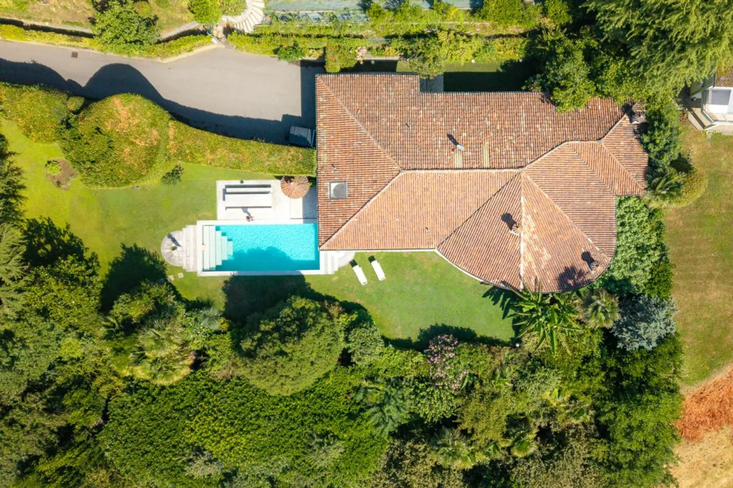 Elegante ed esclusiva villa con Ampio Giardino, Piscina e Privacy Assoluta - Photo 6 sur 13