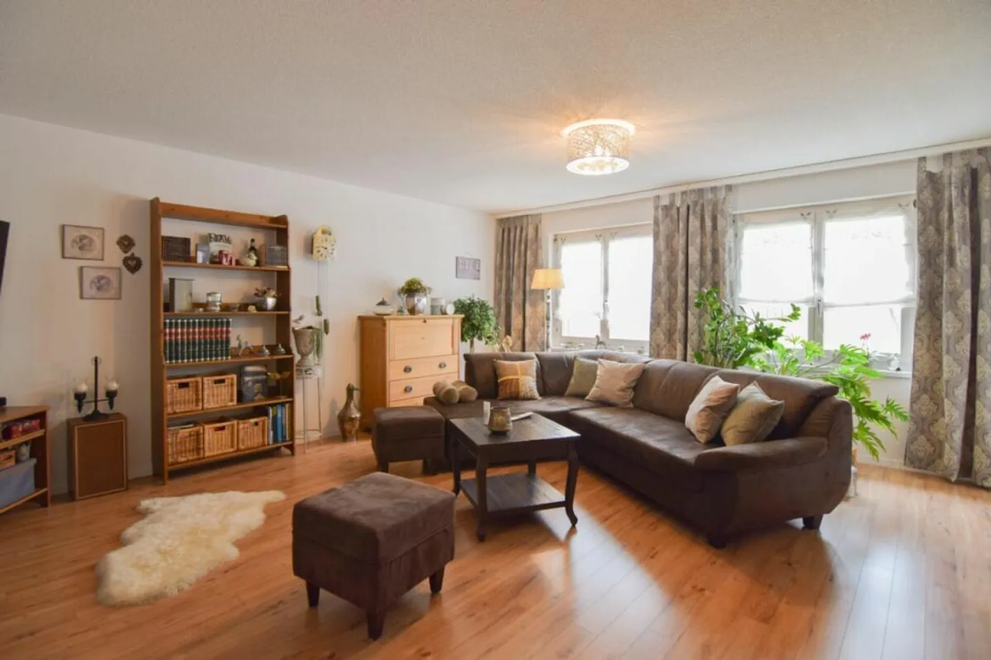 Appartement spacieux de 4,5 pièces avec cheminée et grand balcon - Photo 2 sur 13