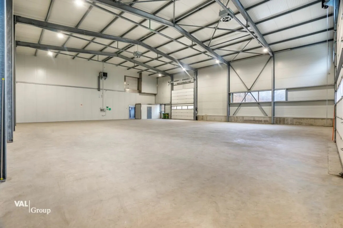 Ampio magazzino e hall commerciale in una posizione ottimale per la tua azienda - Foto 2 di 11