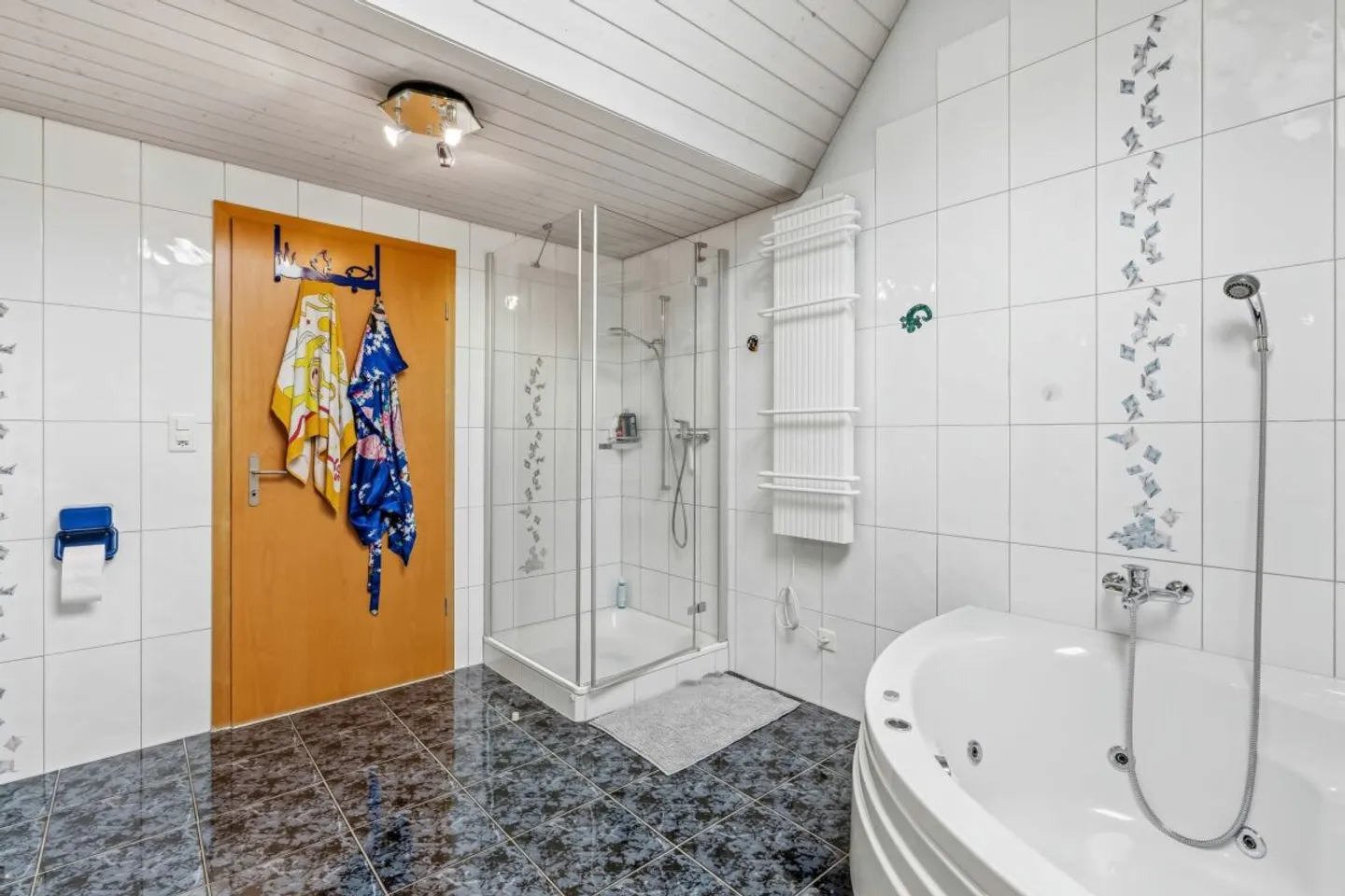 Spacious detached house with granny flat - Photo 13 of 13