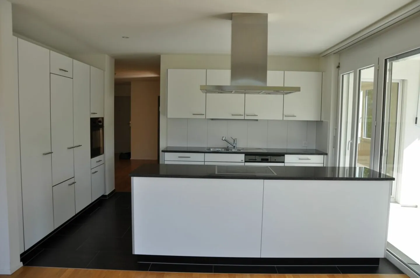 Appartamento spazioso e confortevole di 4,5 stanze con charme moderno e balcone soleggiato a Bäretswil. - Foto 2 di 13