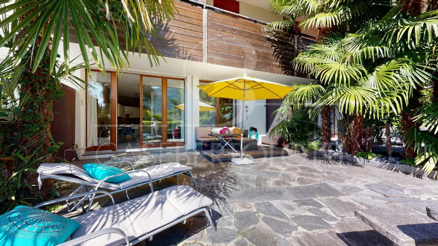 Charming Apartment with Lake View - Photo 5 of 13