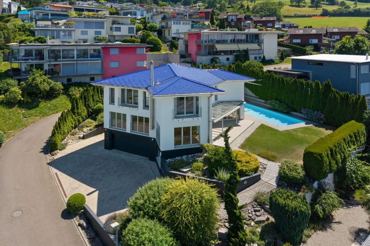 Villa avec vue imprenable sur le lac et piscine extérieure - Photo 3 sur 13