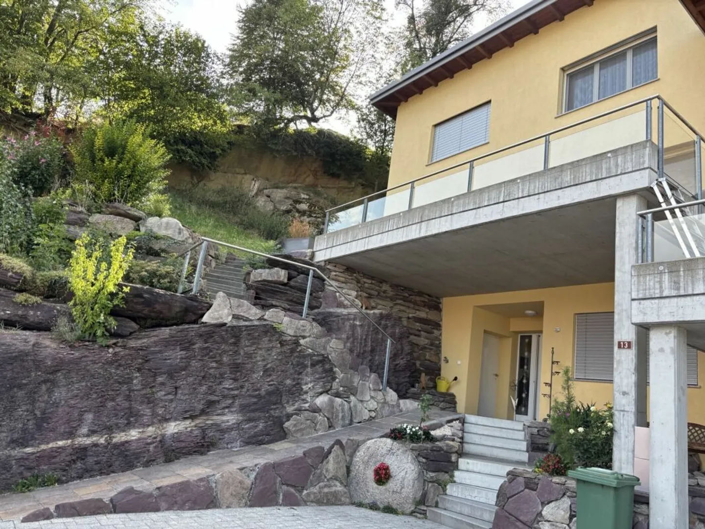 Attraktives 6.5 Zimmer-Doppeleinfamilienhaus mit Garten und Aussicht - Photo 1 of 13
