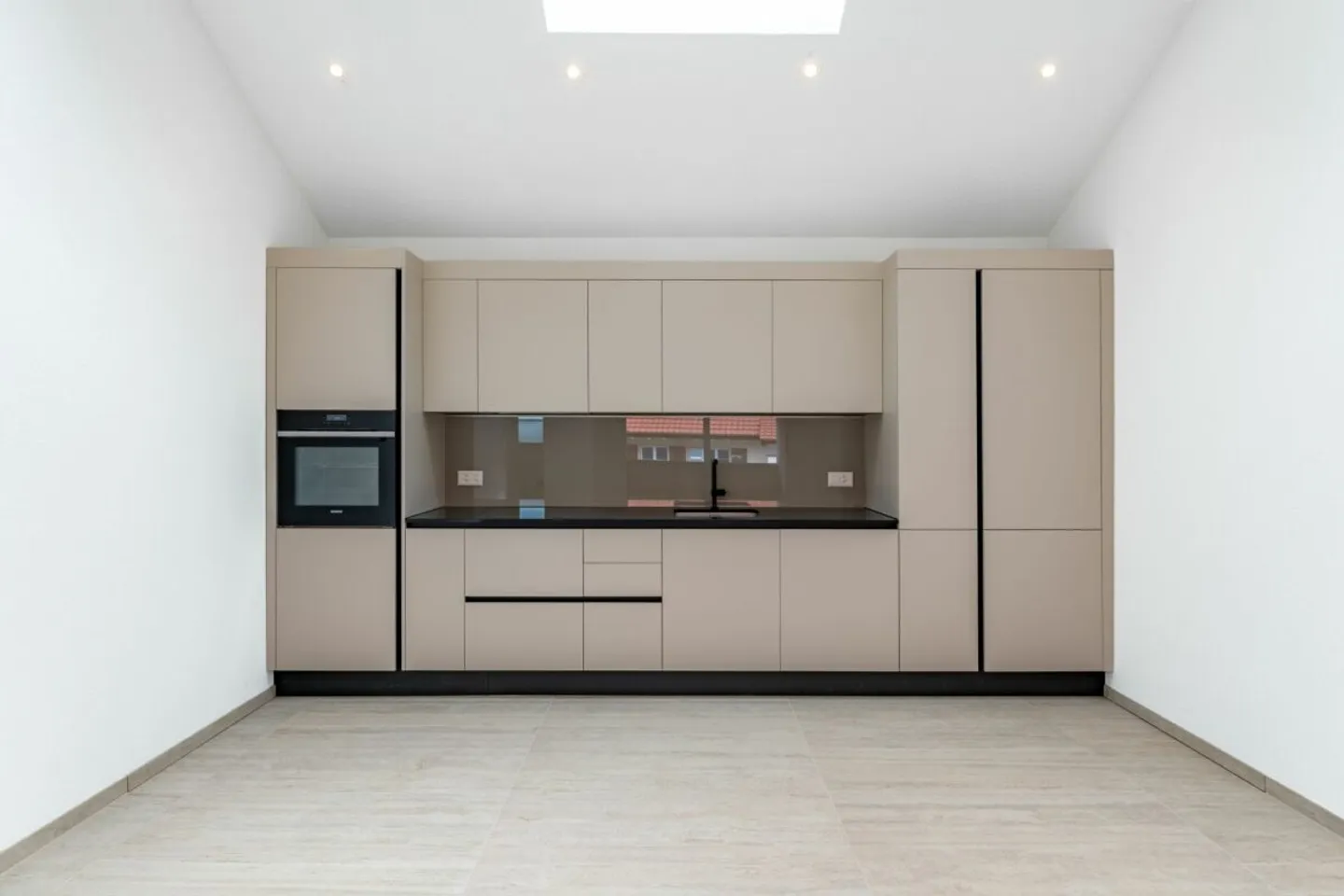 Riduzione di prezzo -50'000.- / Prima occupazione in appartamento in condominio completamente ristrutturato - design moderno e con balcone - Foto 2 di 13