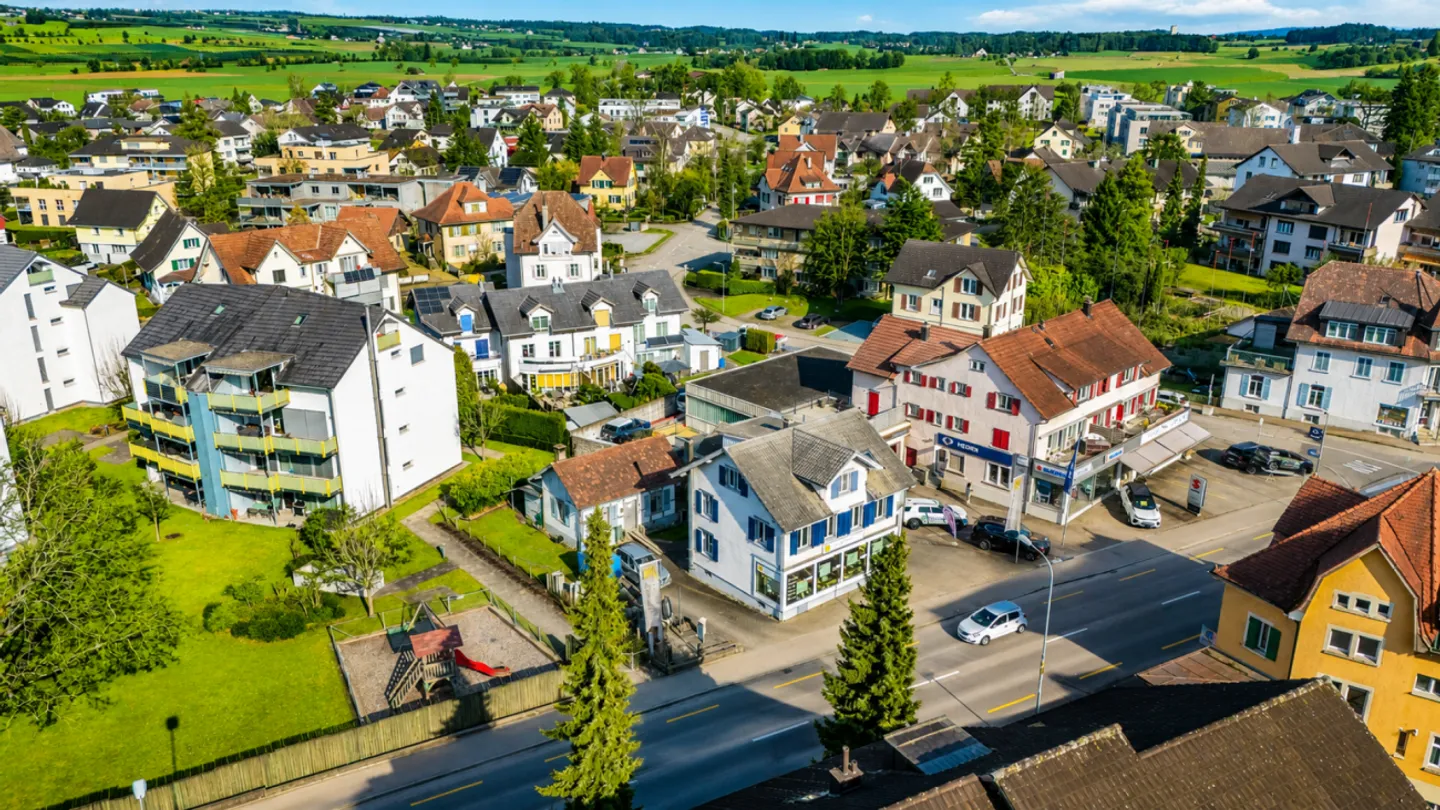 Vivre, travailler ou louer - Maison de 7,5 pièces avec part commerciale et potentiel polyvalent - Photo 2 sur 13