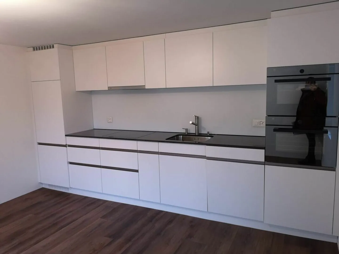 Ruhige Hanglage im Weinberg: Exklusive 4-Zimmer-Wohnung mit grosszügigem Parkangebot - Foto 3 von 10