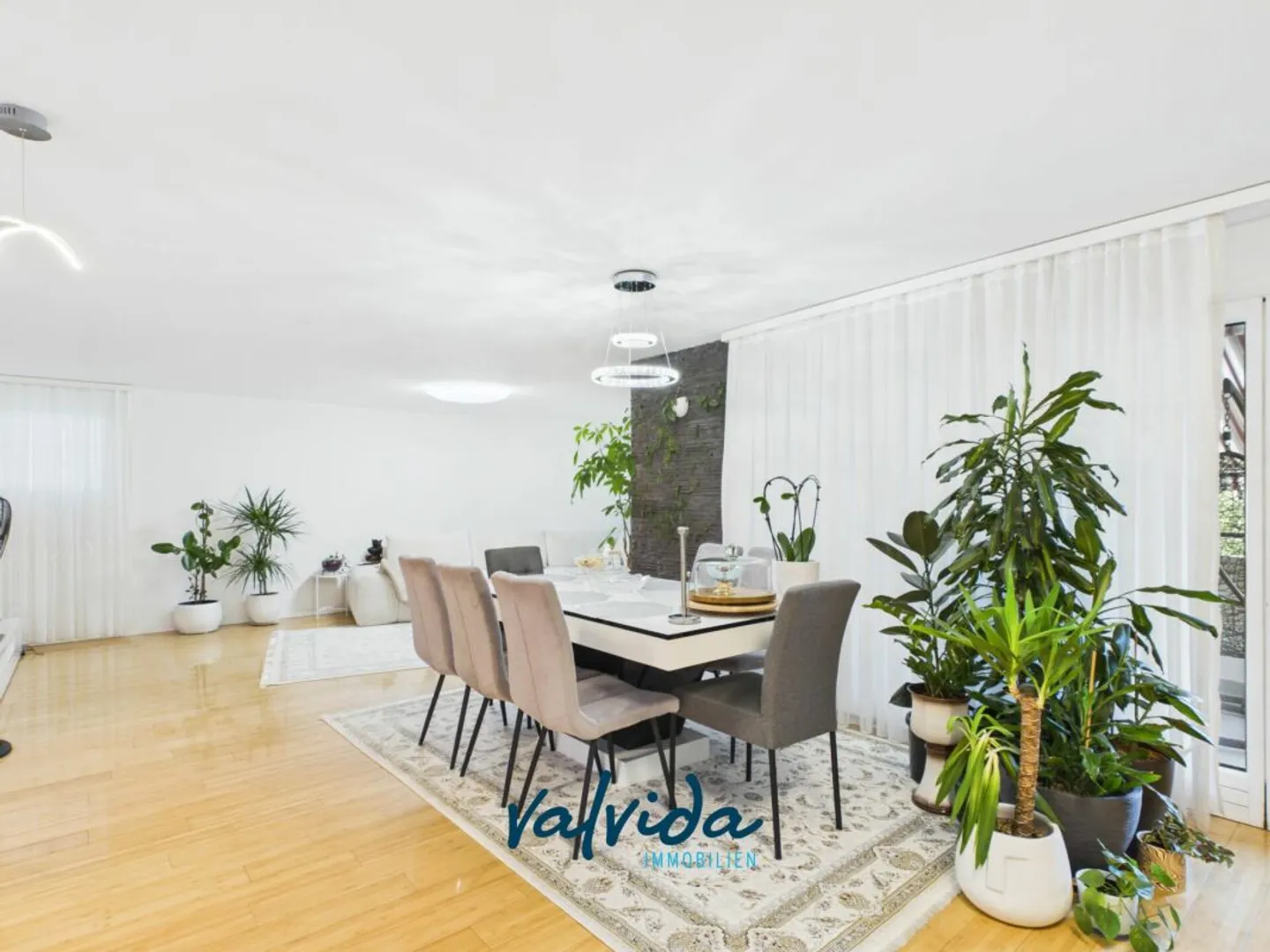Stylish living in the heart of Visp - spacious 5.5-room apartment - Photo 2 of 13