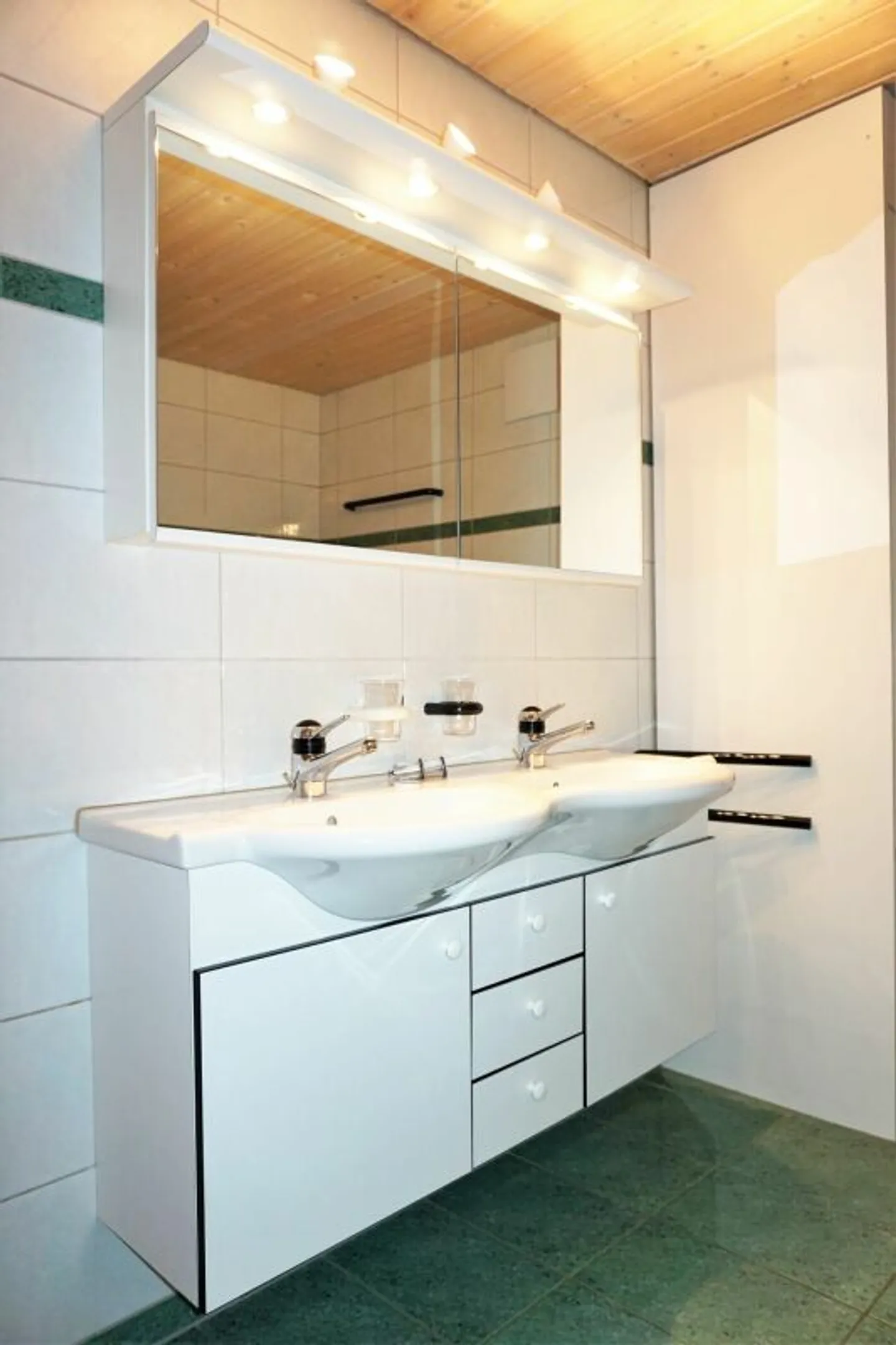 Central 2.5 Room Apartment - Photo 5 of 7