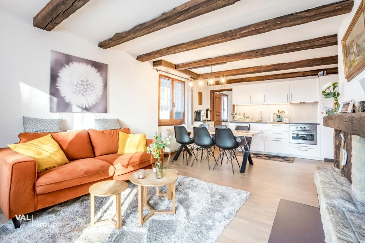 Un cocoon alpino luminoso con camino e vista libera - Foto 3 di 13