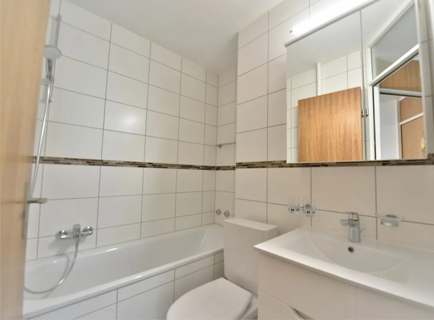 Geräumige 4,5-Zimmer-Wohnung in ruhiger Lage mit Balkon, Parkplatz und guter Erreichbarkeit - Foto 4 von 12