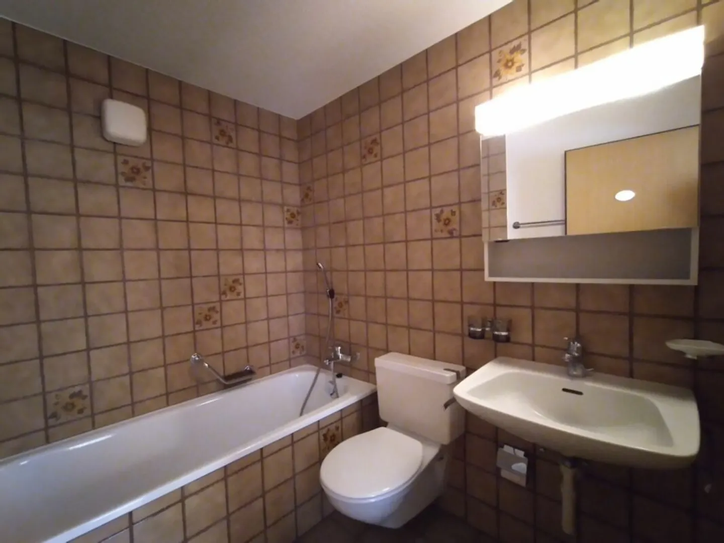 Charmante Dachwohnung mit Aussicht - Foto 8 von 11